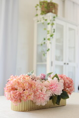 flor em decoração de sala com cristaleira branca 