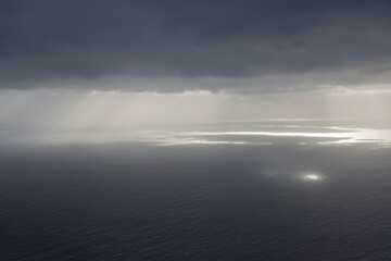 Lichtstrahlen reflektieren auf der Meeresoberfläche