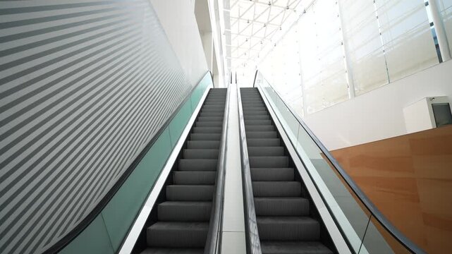 Escaleras mec&aacute;nicas desde abajo