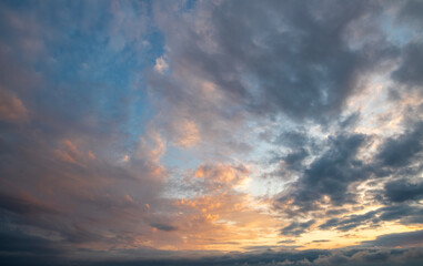 Obraz premium Evening sunset sky background with bright dramatic clouds.