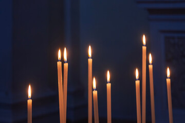 Opferkerzen in einer Kirche