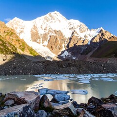 Obraz premium Majestic mountain peak overlooking frozen lake