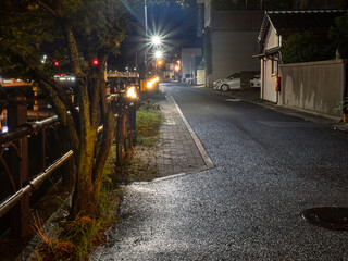 夜の堀端を歩く道