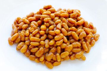 Baked beans in tomato sauce