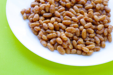 Baked beans in tomato sauce