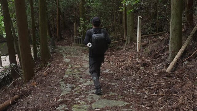 熊野古道・紀伊路「鹿ヶ瀬峠から沓掛王子への石畳道」和歌山県日高町 Stone-Paved Path from Shishigase Pass to Kutsukake Ōji &ndash; Kumano Kodo Kii Route, Hidaka Town, Wakayama