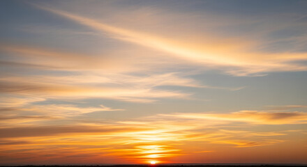 Obraz premium Dramatic golden sunset painting the sky with warm, vibrant colors