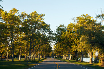 Obraz premium Beautiful road of Niagara river parkway in Niagara Falls, Ontario, Canada