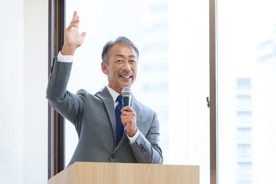 プレゼンテーションをするシニアビジネスマン