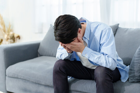 頭を抱えてうずくまる男性