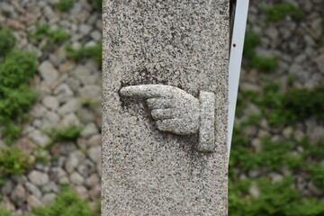 石碑に書いてある人差し指マーク
