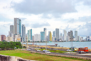 Obraz premium A stunning view of modern skyscrapers along the coast of Cartagena, Colombia, showcasing the city's vibrant urban landscape.