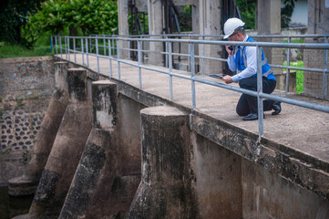 A skilled engineer is planning to install a power generation system using water released from the sluice gates of a large river.