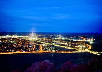 Obraz premium View over Alice Springs at night from Mount Gillen - West Gap 