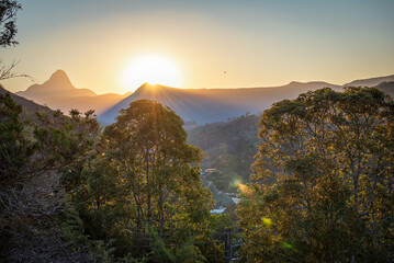 Obraz premium Mountain Silhouettes and Sun Rays at Sunset in Itaipava, Brazil