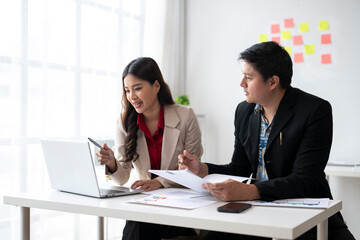 Obraz premium Business people working and discussing project in modern office