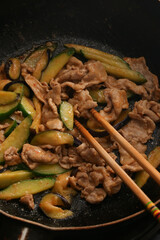 ナスとキュウリと豚肉のピリ辛味噌炒めの料理シーン