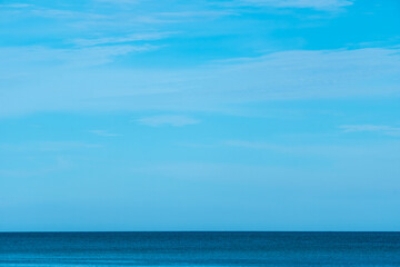 Obraz premium Nature of the ocean and blue sky Summer with sunshine, sandy beaches, clear blue waters sparkling against the blue sky. on an island with good ecology and environment Background for summer vacation