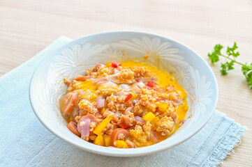 米化したクイックオーツと具材に卵をかける