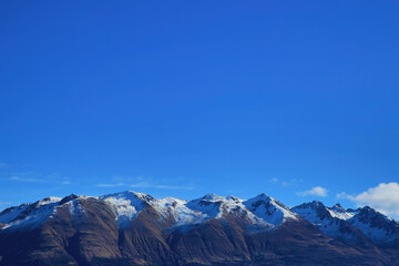 Obraz premium Classic Blue Snow-Capped Mountains in Early Spring Serene Scenery Photography