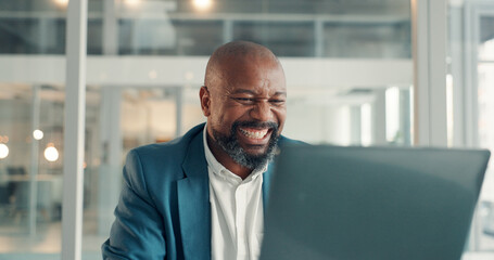 Obraz premium Business, smile and black man in office, laptop and online reading with email, investment and internet. Person, excited and pc with bonus, promotion and trading with profit increase or stock market