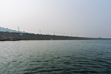 Naklejka premium Scenic View of a Reservoir with Calm Waters and a Sturdy Dam