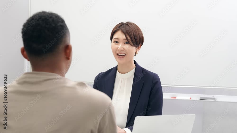 Fototapete 相談、英会話、面談、面接、笑顔、外国人、日本人、インバウンド、受付、接客、窓口、会議室、ミーティング、入国審査、就職、登録、申請、手続き、事務、税関、男性、役所、自治体、公務員、ホテリエ、若い、黒人、