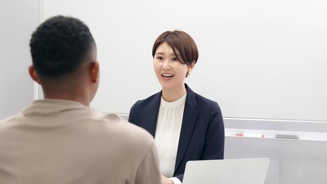 相談、英会話、面談、面接、笑顔、外国人、日本人、インバウンド、受付、接客、窓口、会議室、ミーティング、入国審査、就職、登録、申請、手続き、事務、税関、男性、役所、自治体、公務員、ホテリエ、若い、黒人、アフリカ系、観光客、旅行者、観光、旅行、グローバル、訪日、ビザ、案内、ガイド、スタッフ、サービス、国際化、従業員、説明、おもてなし、日本語学校、スクール、レッスン、ビジネス、女性、人物