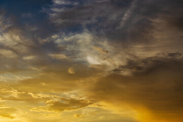 Fototapeta premium 夏の空 夕暮れの時の空と雲110