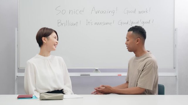 教室で会話する黒人男性と日本人女性