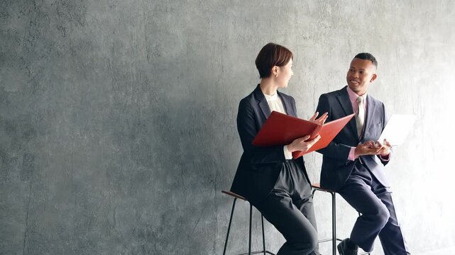 グローバル、ビジネス、ビジネスマン、ミーティング、打ち合わせ、ポートレート、会話、英会話、クール、スタイリッシュ、ビジネスパーソン、チームワーク、協力、コンサルタント、アドバイザー、国際化、仕事、同僚、人材、TOEIC、TOEFL、コピースペース、暗い、シック、かっこいい、ノートパソコン、業務、会議、留学、女性、日本人、黒人、男性、外国人、インバウンド、面談、相談、指導、スツール、経営、マネジメン