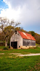 Obraz premium Rustic barn in a scenic autumn landscape