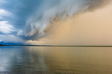 Gewitter über Gebirge und See an einem Abend im Sommer - Chiemsee in Bayern
