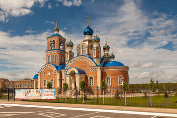Church of the Icon of the Mother of God Sporitelnitsa in the city of Orel, Russia. The banner reads in Russian "Christ is risen"