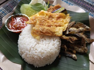 The traditional dish penyetan wader and Chicken refers to wader fish that is fried crispy and then crushed with spicy chili sauce, and traditional woven fish as a serving method or garnish. 
