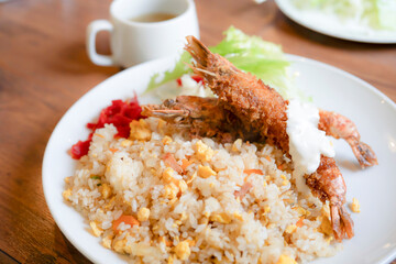 カフェランチ　豪華な海老フライ