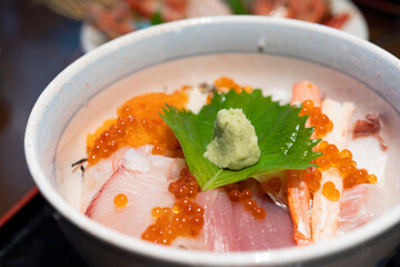 輝くイクラがまぶしい海鮮丼