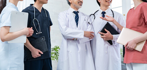 大勢の医療関係者