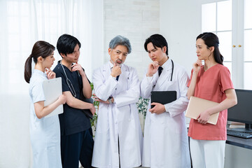 大勢の医療関係者