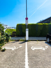 Zwei Parkplätze für Elektroautos in Radevormwald, Deutschland, digital nachbearbeitet