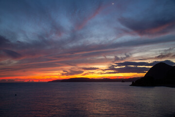 奄美大島の夏の日の出前の茜色の空。