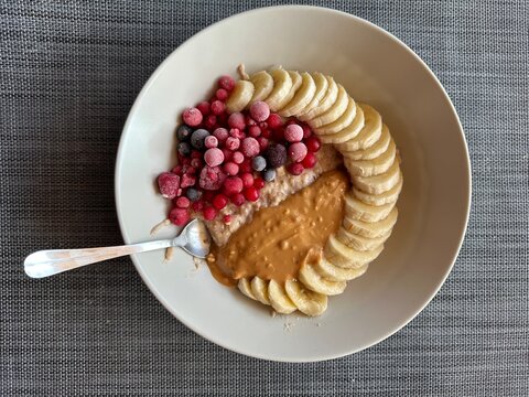 Oats with banana, peanut butter and frozen berries 