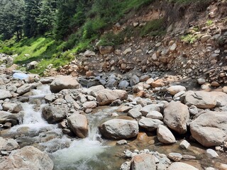 The village of Shal is perched high in the Jagran Valley of Kashmir, surrounded by beautiful green fields, tall mountains, and abundant trees. The daytime view is truly breathtaking.