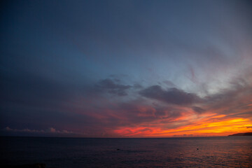 奄美大島の夏の日の出前の茜色の空。