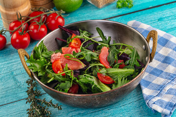 Salad with salmon and arugula