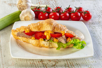 Croissant with tuna, tomato and salad