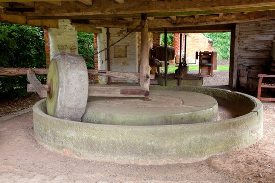 Circular horse-drawn apple crusher
