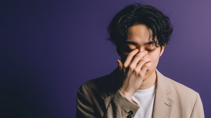 男性がスタジオで投資の折れ線グラフを見る