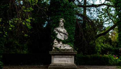 Obraz premium Marble bust sculpture in park artistic stone statue surrounded by nature