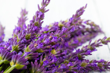 Obraz premium purple lavender flowers on white old wooden table